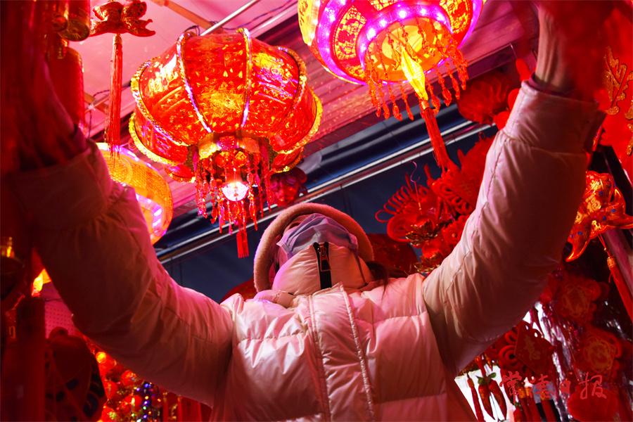 1月23日，澧县县城珍珠市场，市民们竞相选购自己喜爱的春节饰品。 柏依朴 摄.jpg