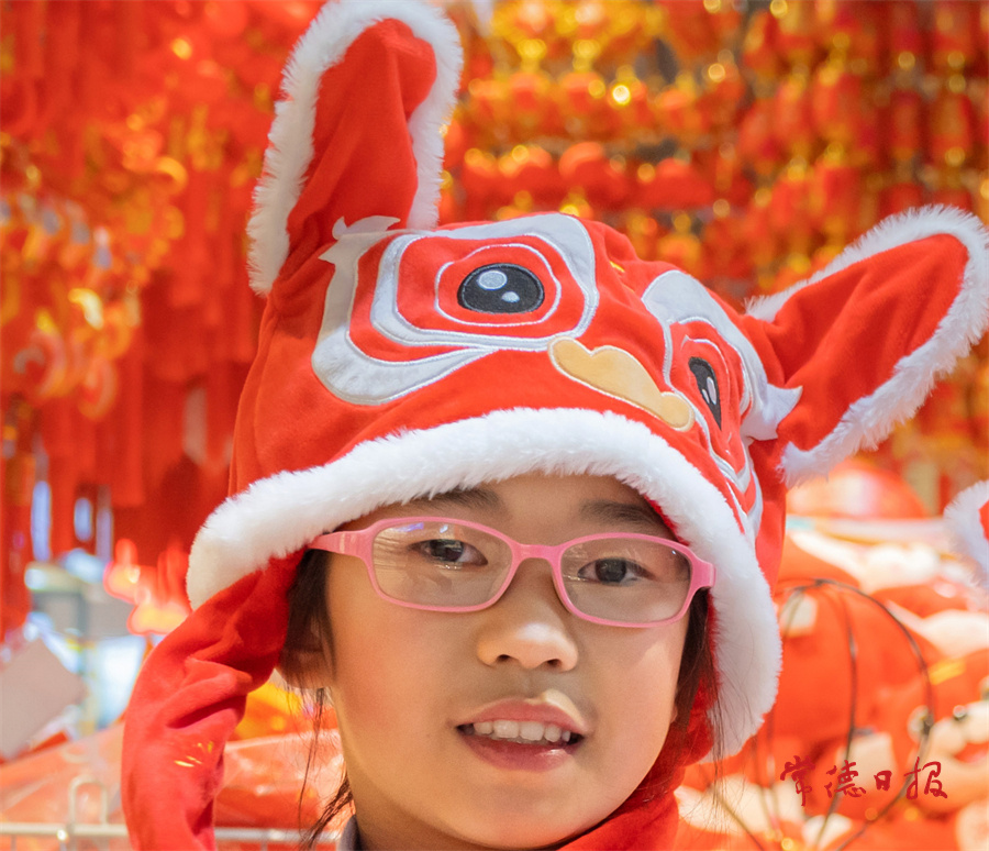1月25日，市城区，“老虎帽”成为孩子们的喜爱之物。喻应献 摄.jpg
