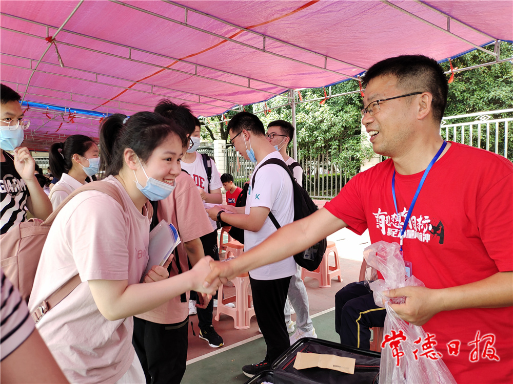 6月7日下午，数学考试之前，芷兰实验学校的同学们争相与数学老师握手 (3).jpg