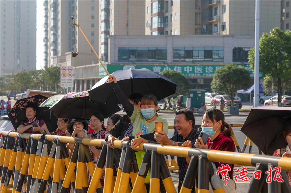 桃源一中的大门口，考生家长高高举着粽子，喻意高中。周桂成 摄.jpg