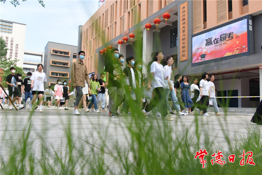6月8日，普通高等学校招生全国统一考试澧县第二中学考点，考生们胸有成竹走向考场。.jpg
