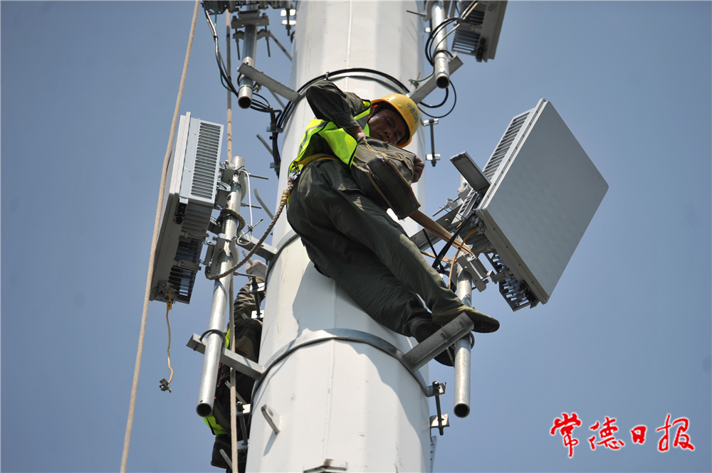 通讯基站维护工人.jpg