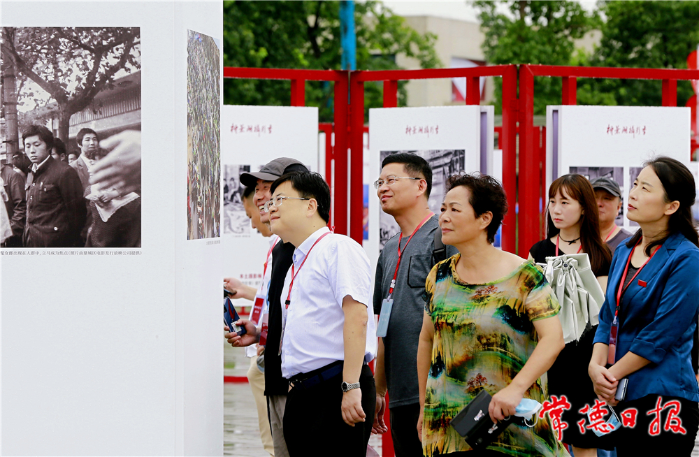 07袁世平（右一）、方志炜（左一）观看展览。刘图强 摄.jpg