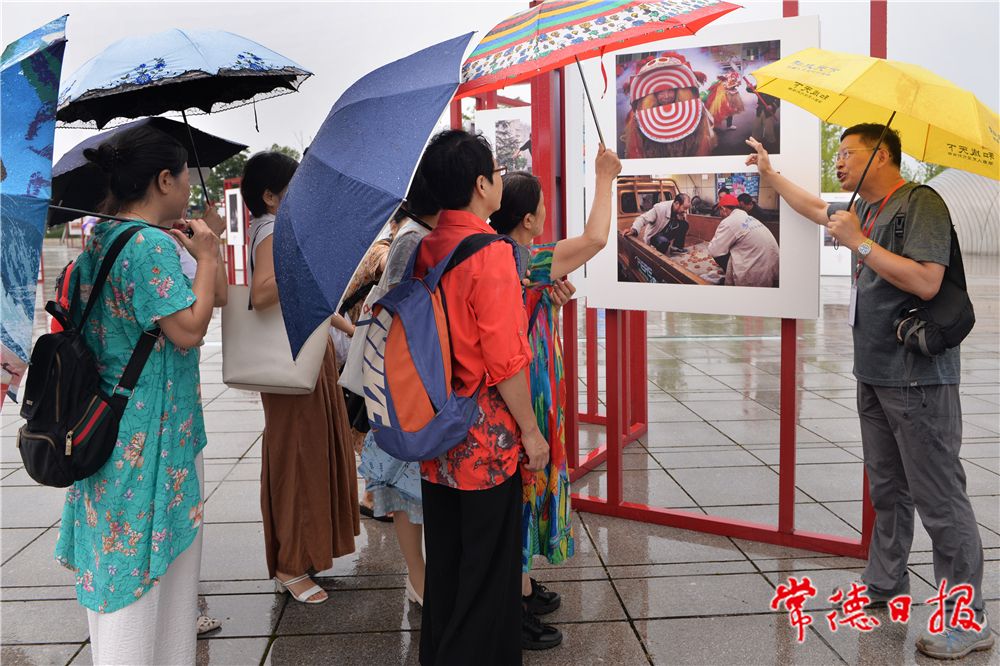08参展者介绍作品拍摄经过。徐珊珊 摄.jpg