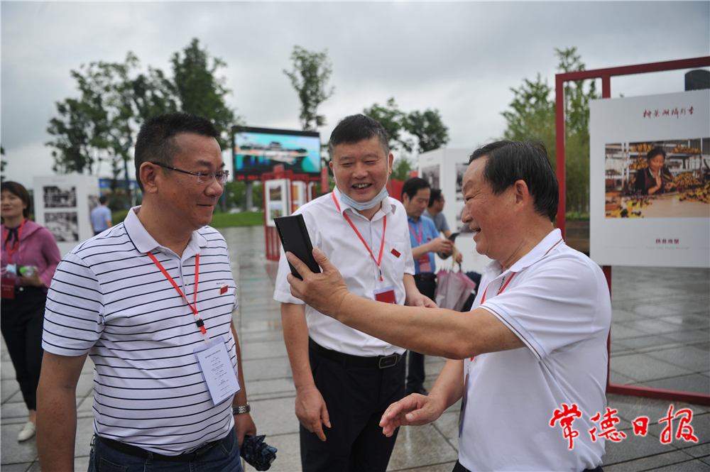 06曹儒国（左三）、宁毅刚（左一）和常德日报社党组书记、社长、总编辑任民政（左二）在观展现场。陈欢 摄.jpg