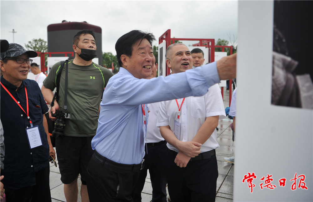 03张桐胜（左三）、康重文（左四）等观看展览。陈欢 摄.jpg
