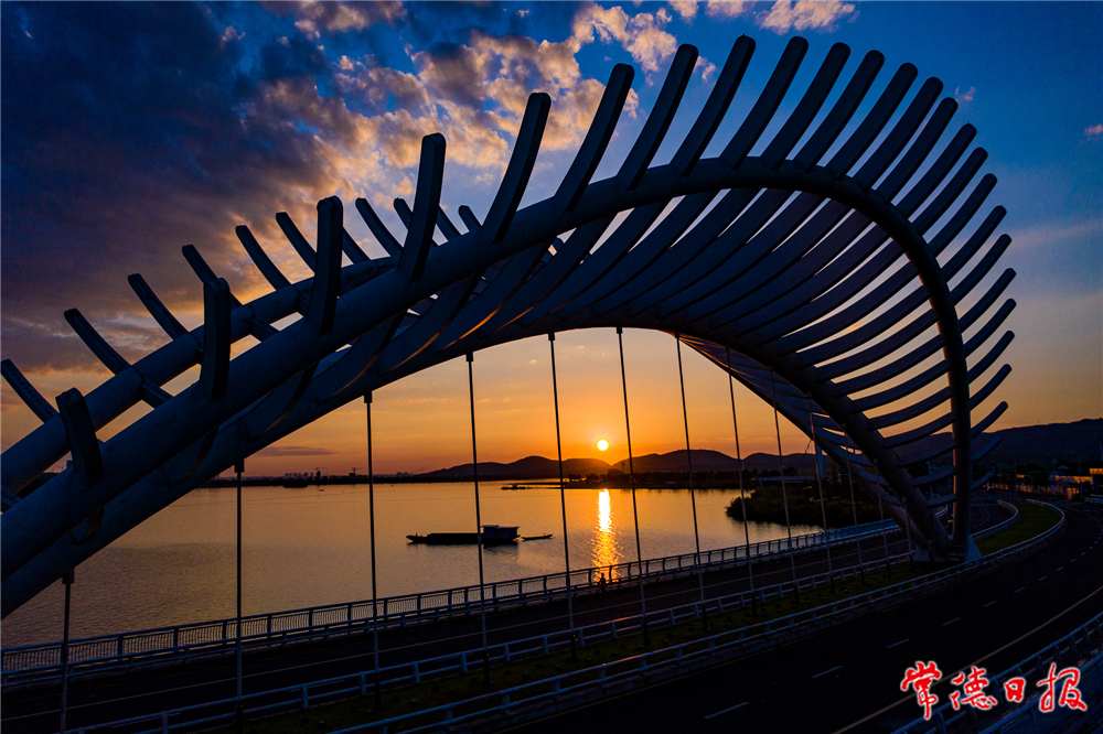 邓军-栈桥夕照-1.jpg
