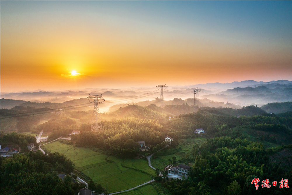 陈世龙-美丽乡村的早晨-1.jpg