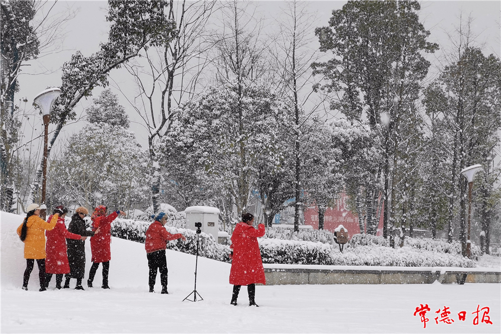 sj邹岚-雪天拍抖音的大姐们-1.jpg