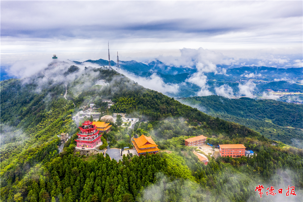 雾漫太阳山  周爱田 摄.jpg