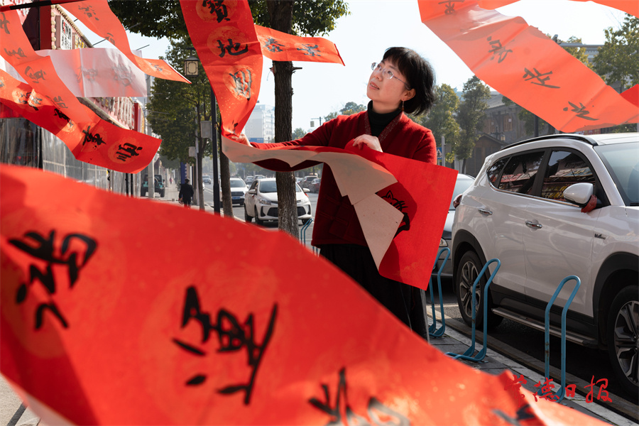 1月19日，市城区，书法家们开展送春联进小区活动。喻应献 摄.jpg