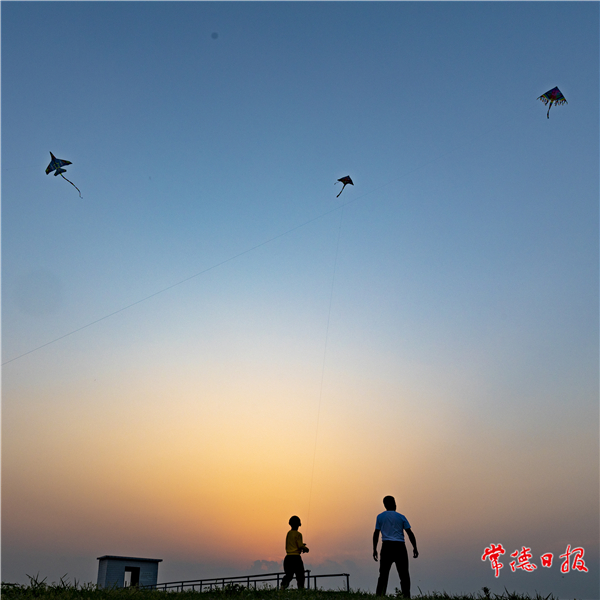 赵蔺-忙趁春风放纸纸鸢-2022年3月13日 地点：贺家山 开车路过 见许多孩子在大堤上放风筝.jpg
