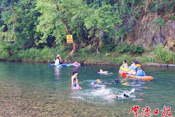常德日报记者深潭勇救溺水儿童